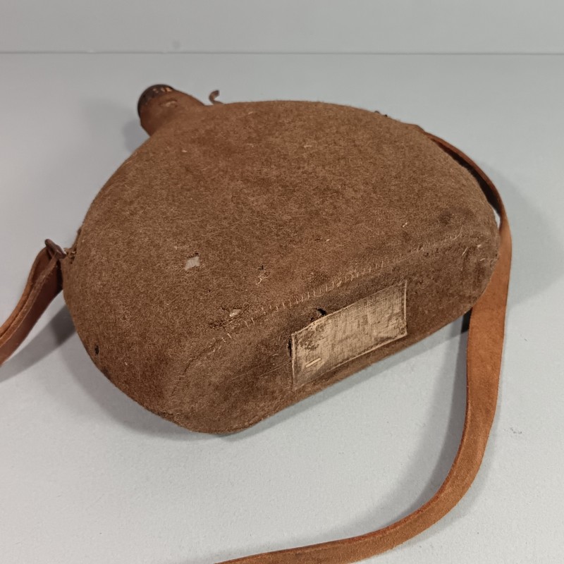 GOURDE OU BIDON DE 2 LITRES ARMEE FRANCAISE MODELE 1935 TISSU KAKI ET AVEC SA BRETELLE
